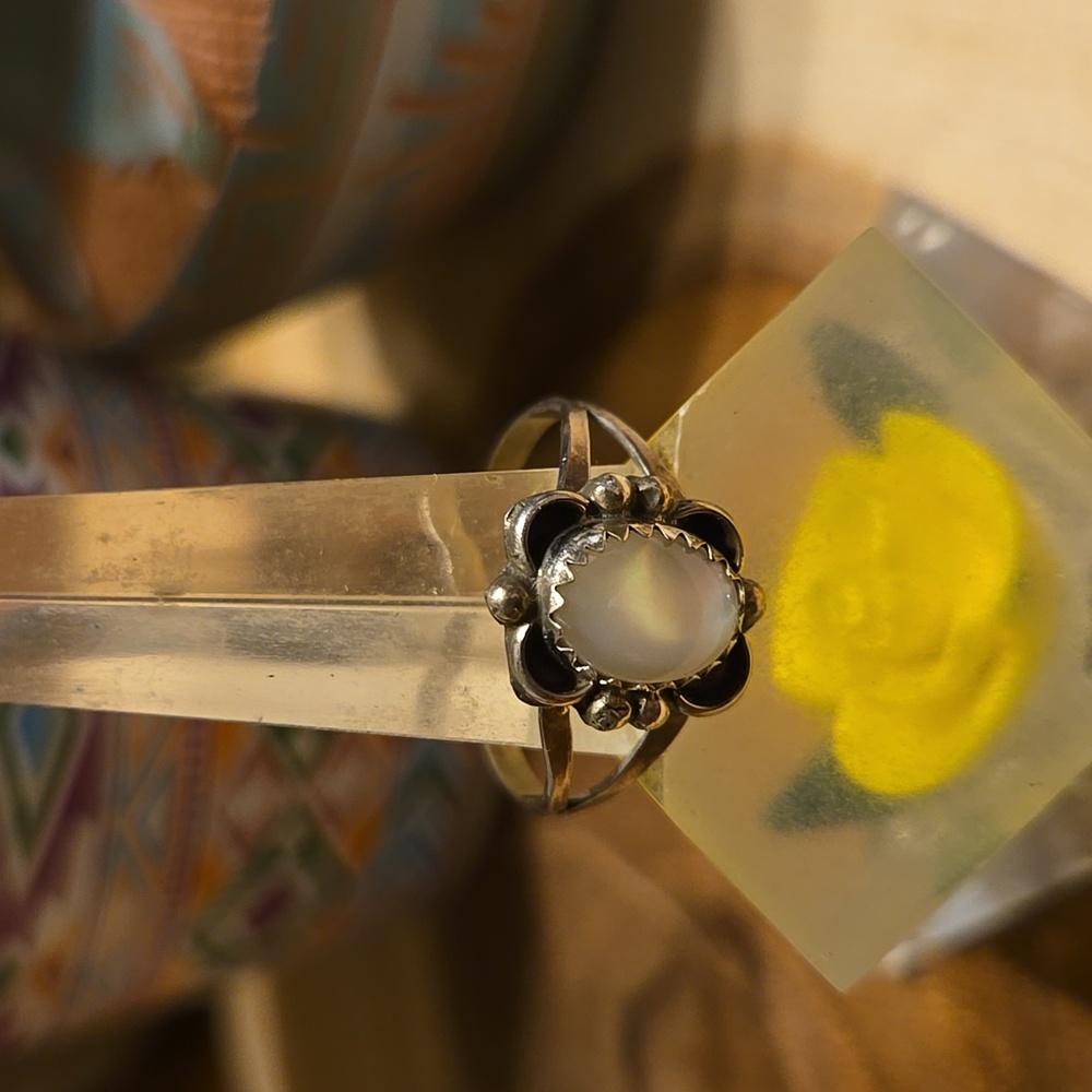 Vintage Sterling Silver Ring with Mother of Pearl Center.